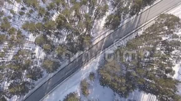 冬天有一辆移动汽车的雪道视频的预览图