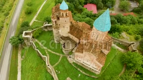 石尔达村格雷米教堂顶部的空中景观历史遗产视频的预览图