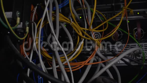 缠线数据中心的电力电缆清理服务器机房布线混乱视频的预览图