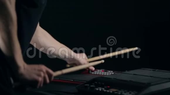 音乐家曲调电子装置和鼓电子垫视频的预览图
