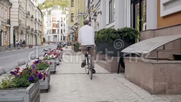 年轻人骑着老式运动自行车远离摄像机的慢镜头视频的预览图