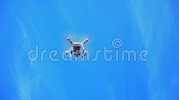 科普特无人机在蓝天的映衬下在树梢附近飞行视频的预览图