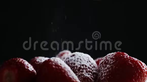 面包师撒上糖粉草莓视频的预览图