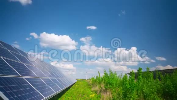 延时太阳能电池板和风力发电机视频的预览图