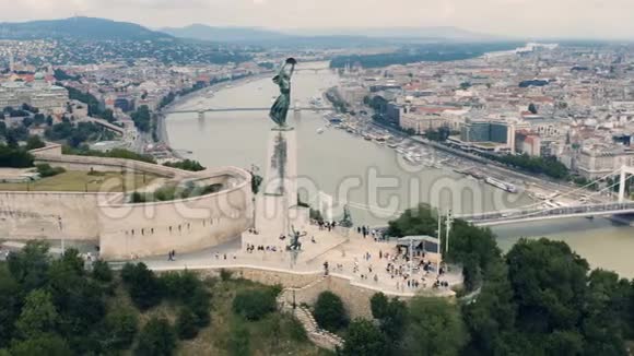 布达佩斯Citadella和自由女神像的鸟瞰图视频的预览图