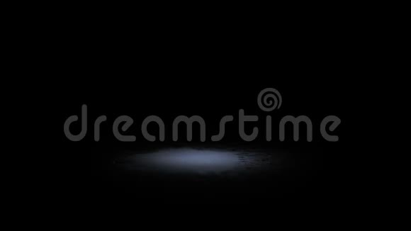 黑色背景上的光斑水滴慢运动中的液滴视频的预览图