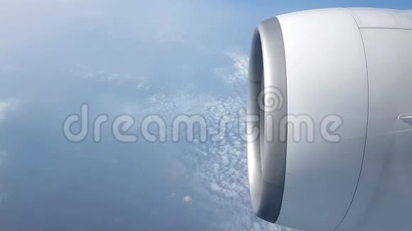 乘客透过喷射机的窗户观看显示天空云彩发动机视频的预览图