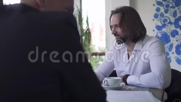 两个商人在餐厅开会视频的预览图