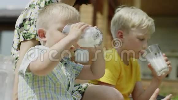 孩子们喝牛奶视频的预览图