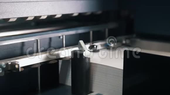 印刷机在印刷生产线上使用纸张视频的预览图