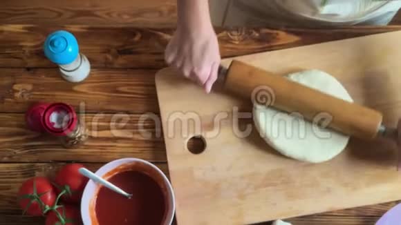 生面团准备或带配料的披萨番茄酱和马拉视频的预览图
