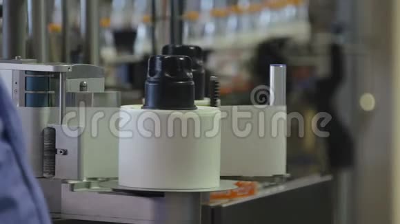 牛奶厂传送带上的标签机视频的预览图