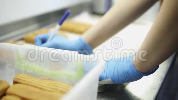 不可辨认的女糖果手戴着蓝色手套在烤羊皮纸上写下了三个记号视频的预览图