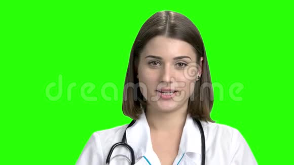 年轻可爱的女医生在说话视频的预览图