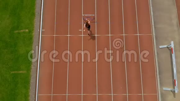 女运动员跨栏运动跑道视频的预览图
