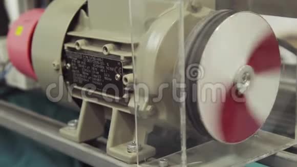 电机用于旋转运动传动工厂机械的一部分快速旋转电机视频的预览图