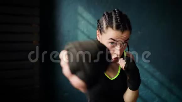 美丽的年轻动人拳击女子训练健身室打拳视频的预览图