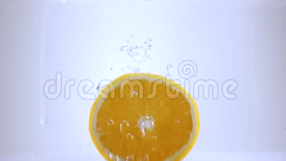 橙片在缓慢运动中落入水中视频的预览图