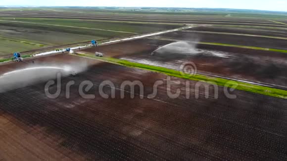 工业机器浇水和灌溉的空中射击视频的预览图