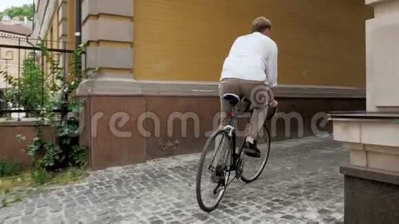 慢动作稳定视频年轻人骑着老式自行车在通道与铺路视频的预览图