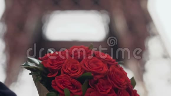 男人送一束红玫瑰给女朋友情侣捧一束花花艺视频的预览图