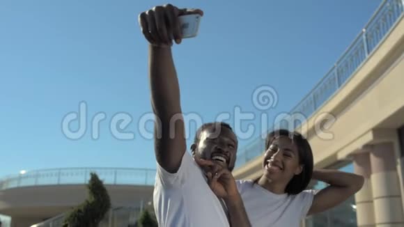 年轻的非裔美国朋友玩得开心拍照视频的预览图