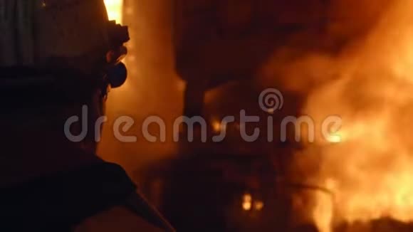 高炉钢铁厂的冶金工人视频的预览图