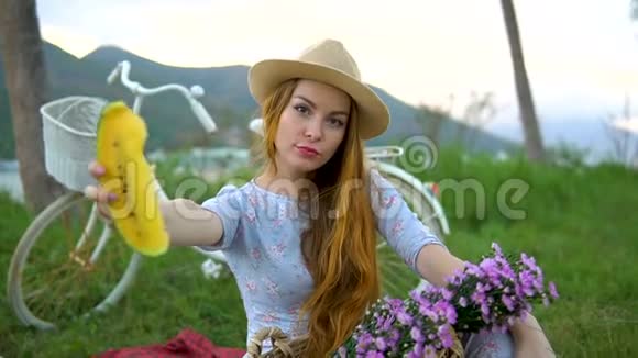 女人在野餐时咬着黄色的西瓜视频的预览图