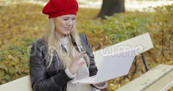 公园里使用视频聊天应用的女人视频的预览图