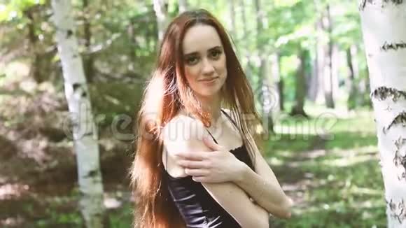 年轻的女模特在桦树林里摆姿势视频的预览图