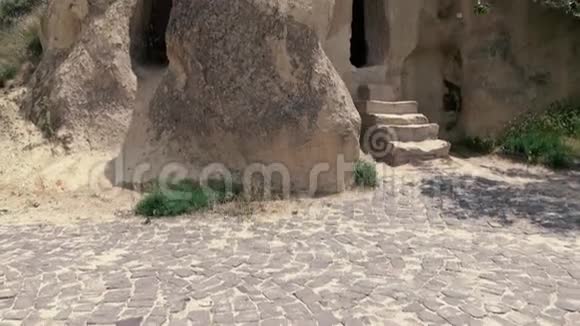 4K镜头岩石中的房子手持摄像机视频的预览图