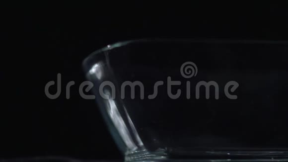 肉汤倒入玻璃器皿中通过边缘倒出视频的预览图