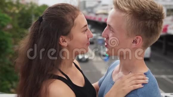 在城市的夏日快乐的一对情侣视频的预览图