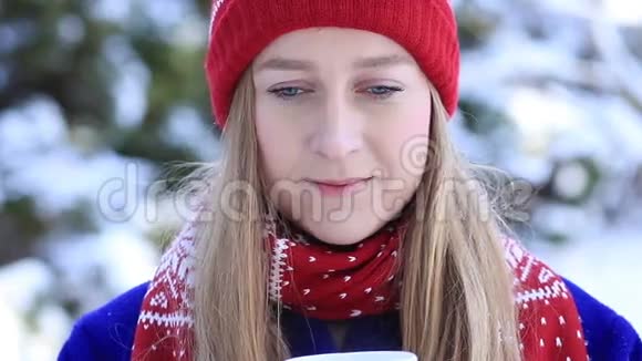 冬天喜欢咖啡香味的年轻女子视频的预览图