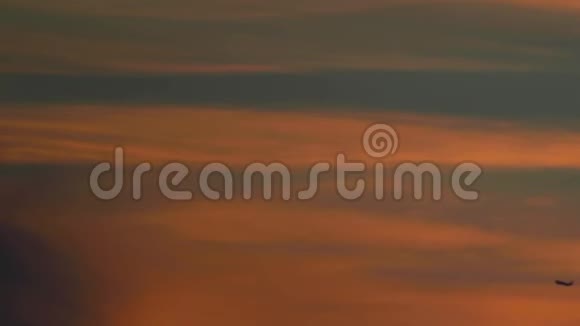 对着红日落日的天空朝相反的方向飞去视频的预览图