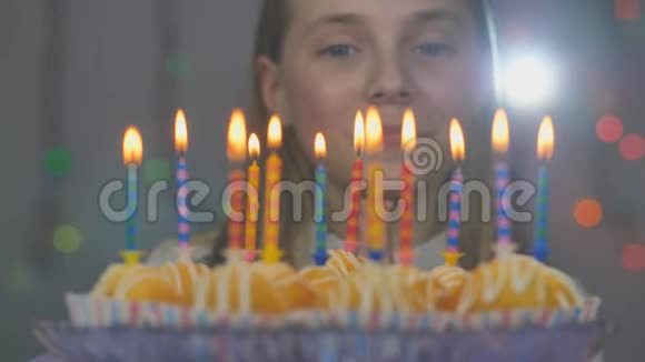 少女生日时在蛋糕上吹蜡烛视频的预览图