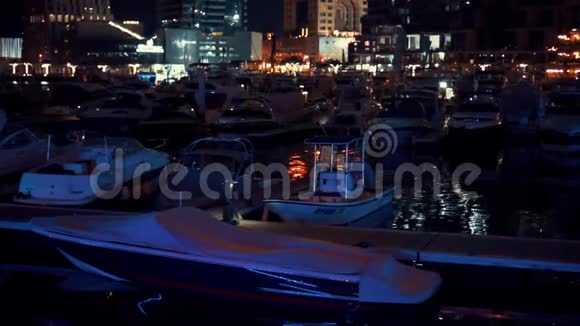 迪拜码头与摩天大楼和游艇在迪拜阿拉伯联合酋长国视频的预览图