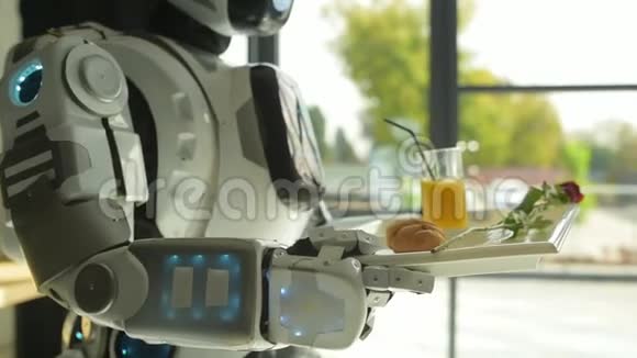 小心的机器人拿着托盘和早餐视频的预览图