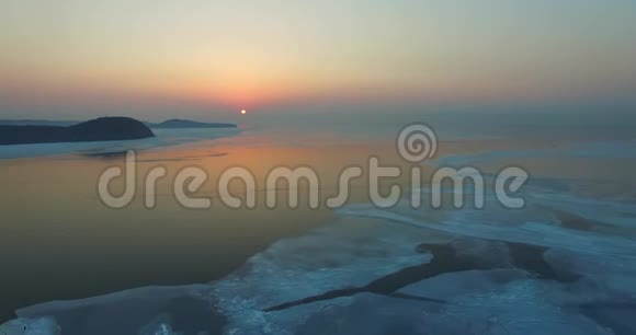 亚穆尔湾上空的梦幻海日落视频的预览图