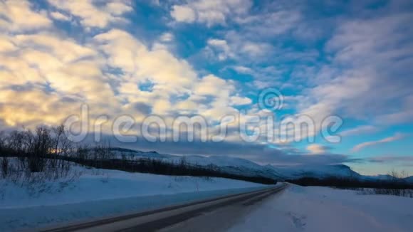 日落时的雪冬路时间视频的预览图