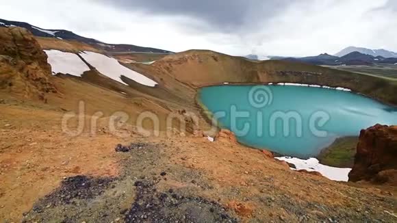 美丽的绿松石颜色的湖坑位于冰岛东北部靠近迈瓦顿湖的克拉夫拉地热区视频的预览图