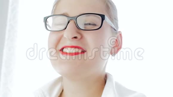 美的舒尔微笑女性戴眼镜镜头特写慢镜头视频视频的预览图