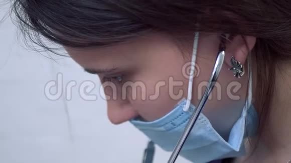 戴口镜的医生画像视频的预览图