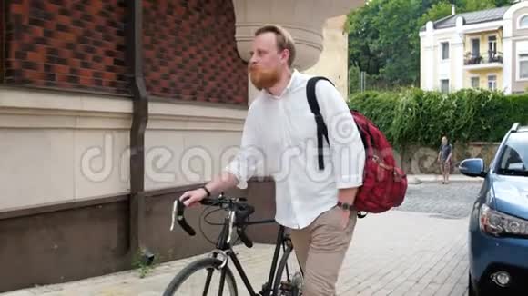 4k视频时尚留胡子男子步行与复古固定齿轮自行车街头视频的预览图