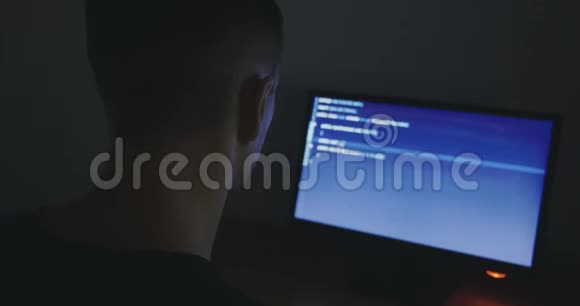 IT程序员输入程序代码加班的开发商黑客深夜黑客入侵视频的预览图