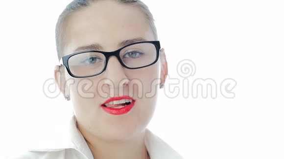 红色口红脱光和咬眼镜的女人特写慢动作视频视频的预览图