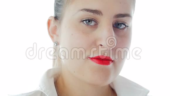唇膏红色唇膏的女子特写镜头视频的预览图