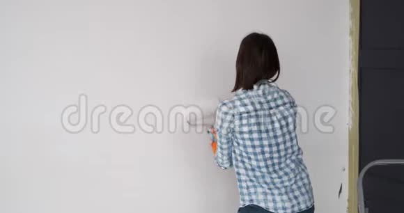 女人跳舞和画公寓的内墙视频的预览图