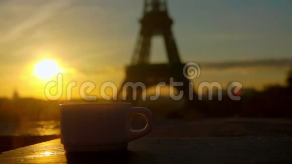 在巴黎阳光明媚的早晨喝一杯白咖啡视频的预览图