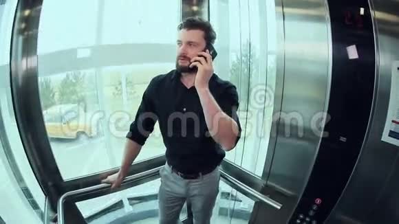 在电梯里打电话的人视频的预览图